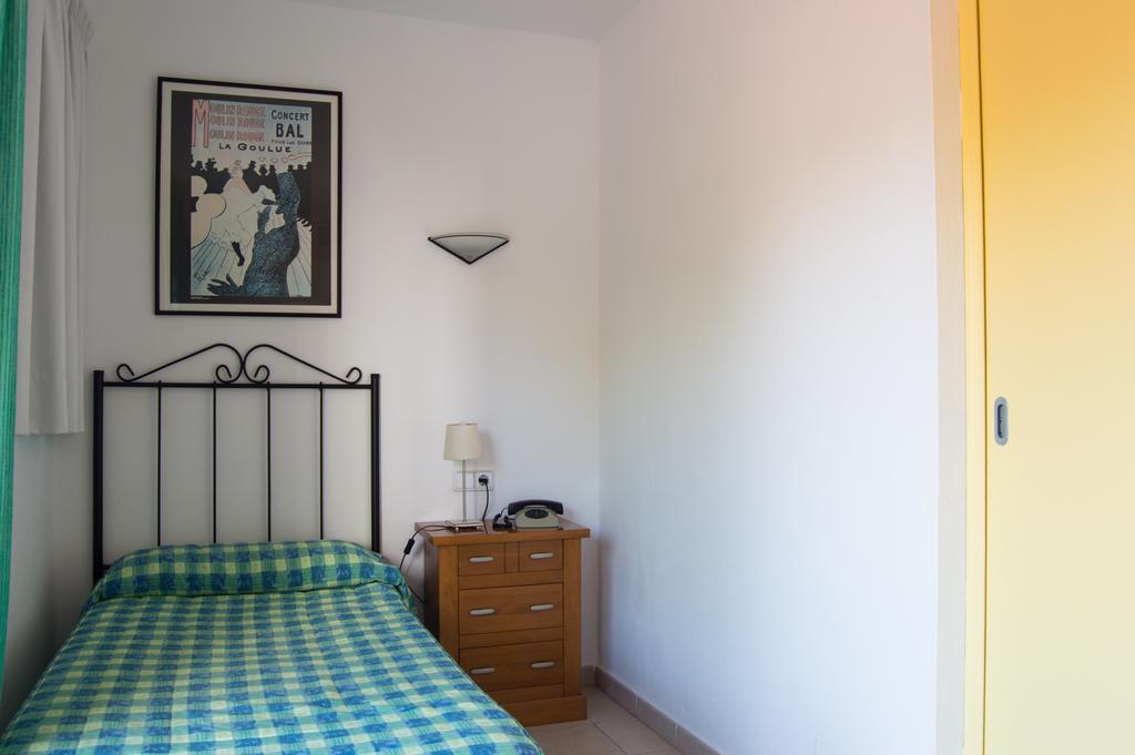 Hostal Rosales Es Pujols Zimmer foto