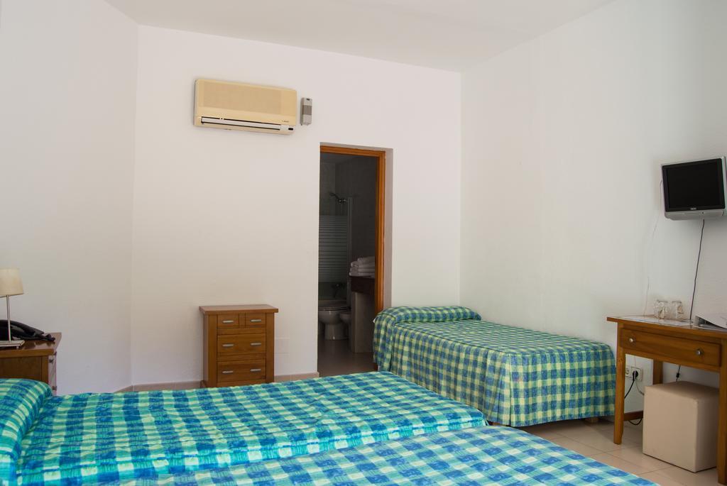 Hostal Rosales Es Pujols Zimmer foto